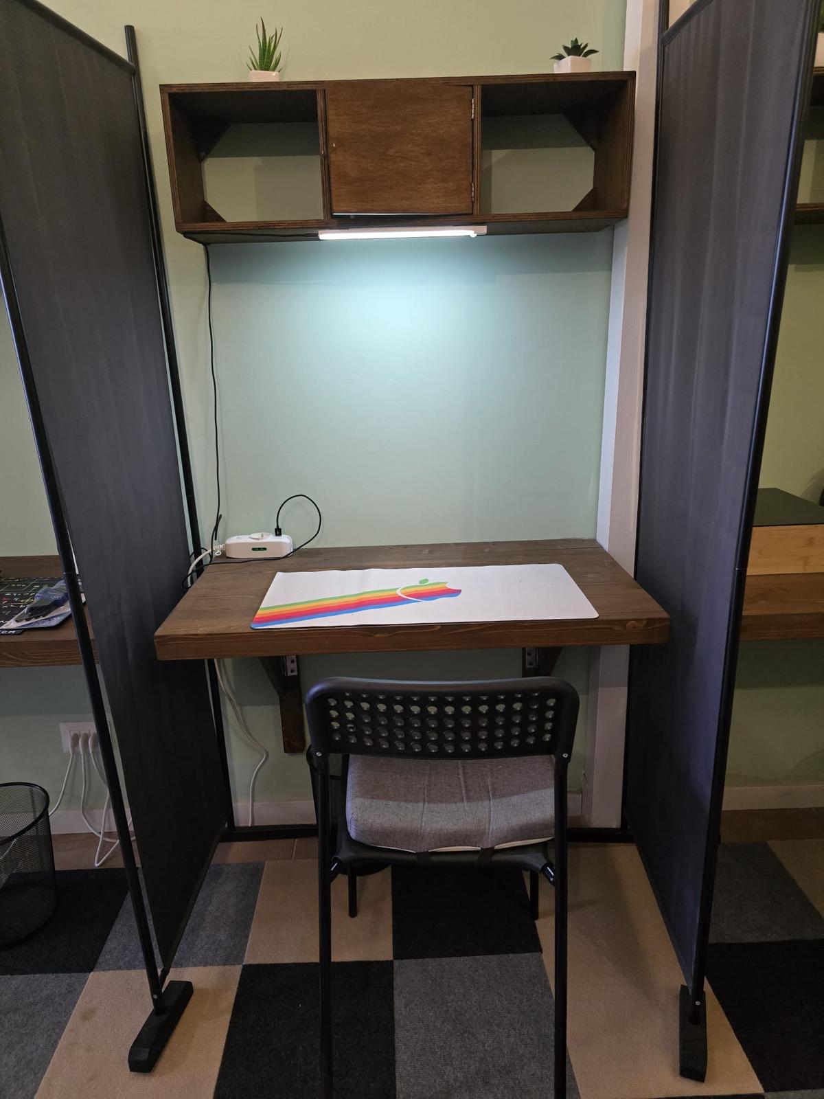 Postazione individuale con divisori e illuminazione dedicata a Cubento