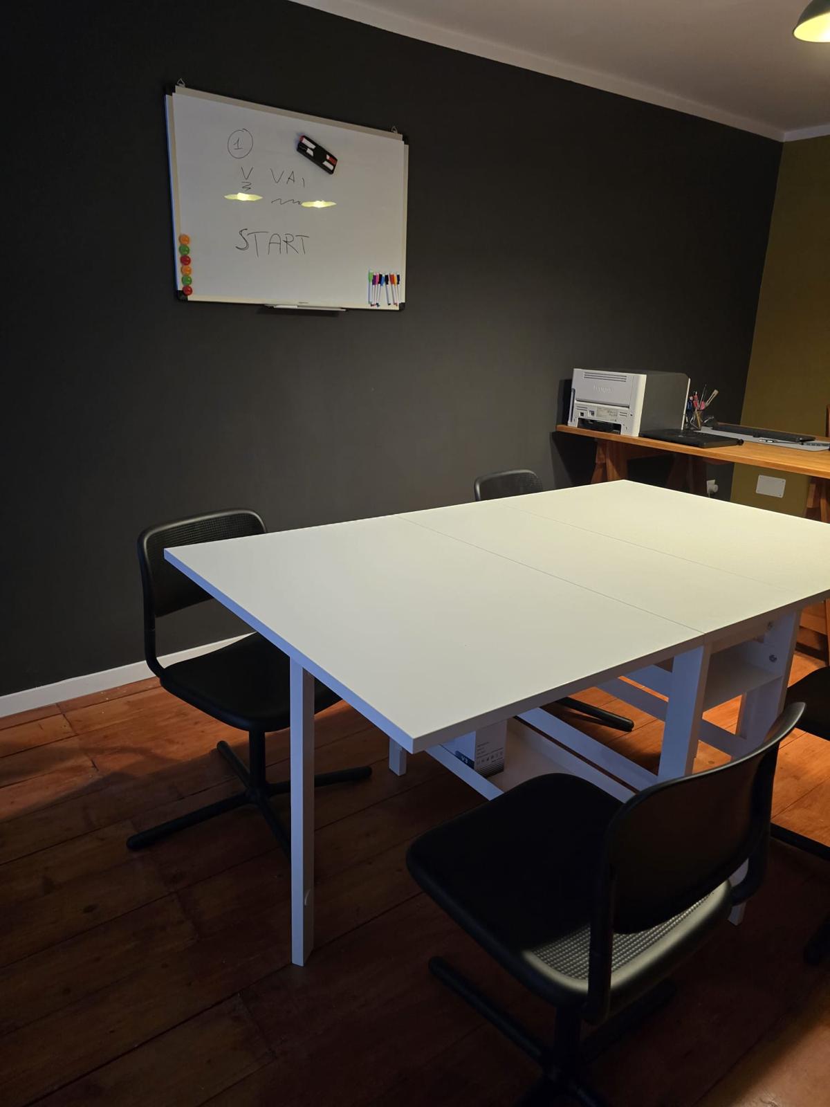 Sala riunioni Cubento con tavolo, sedute e lavagna